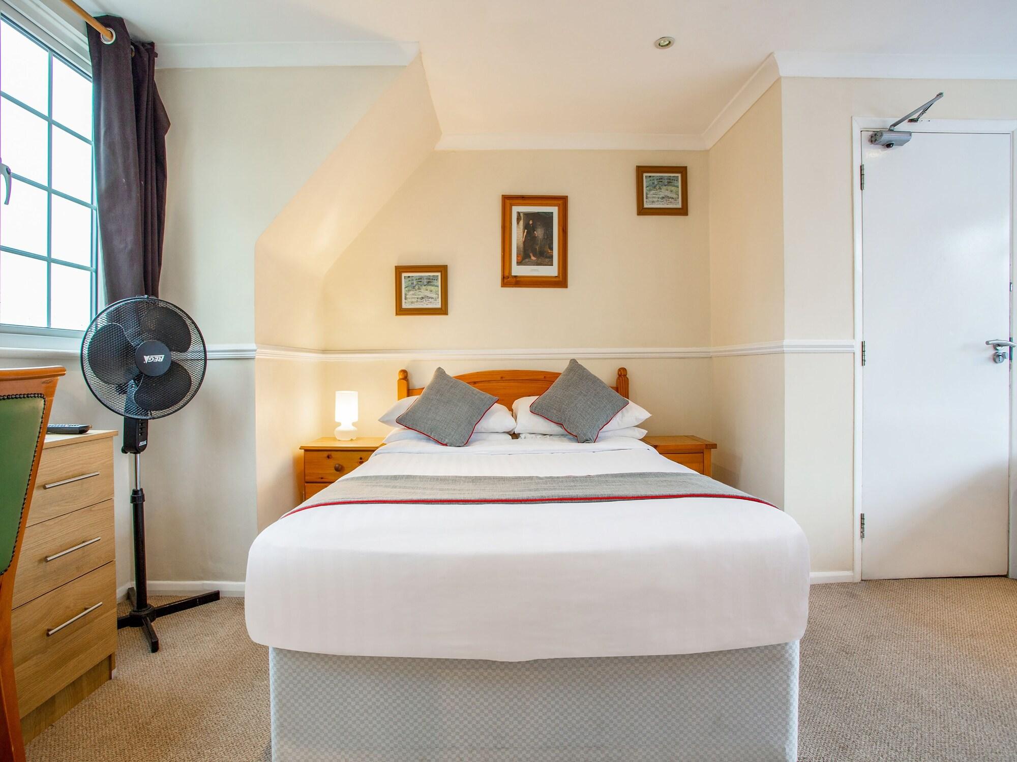 Oyo Flexistay Ambers Gatwick Aparthotel Horley Exterior foto