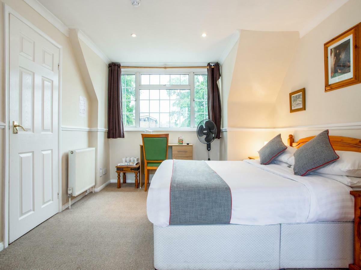 Oyo Flexistay Ambers Gatwick Aparthotel Horley Exterior foto