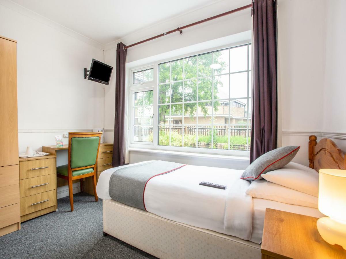 Oyo Flexistay Ambers Gatwick Aparthotel Horley Exterior foto