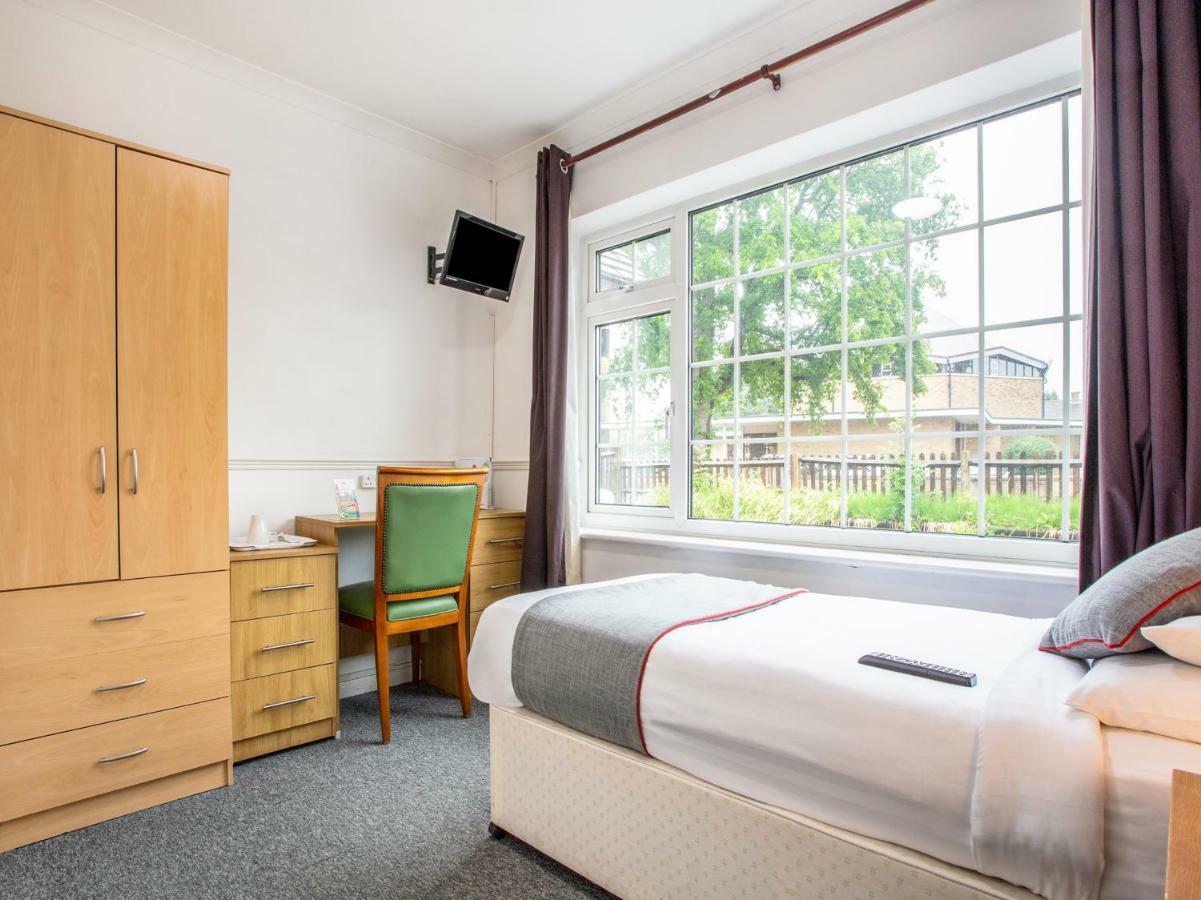 Oyo Flexistay Ambers Gatwick Aparthotel Horley Exterior foto