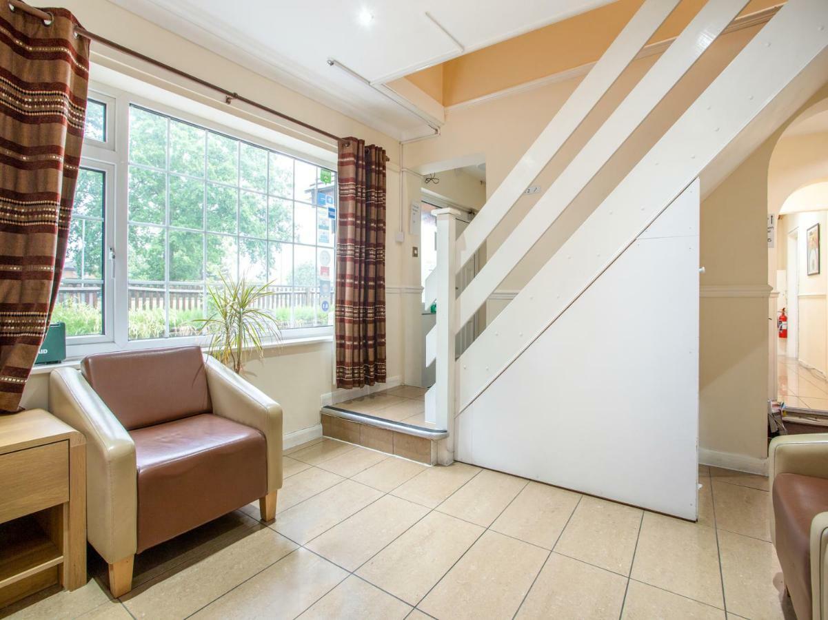 Oyo Flexistay Ambers Gatwick Aparthotel Horley Exterior foto