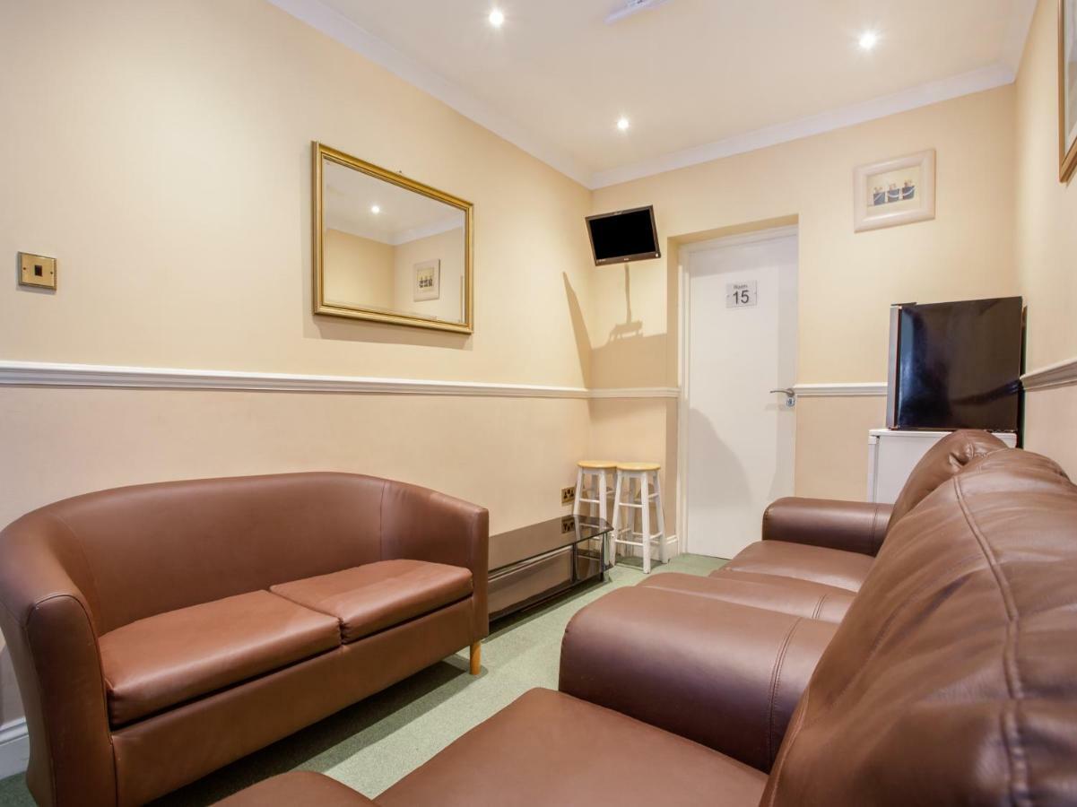 Oyo Flexistay Ambers Gatwick Aparthotel Horley Exterior foto
