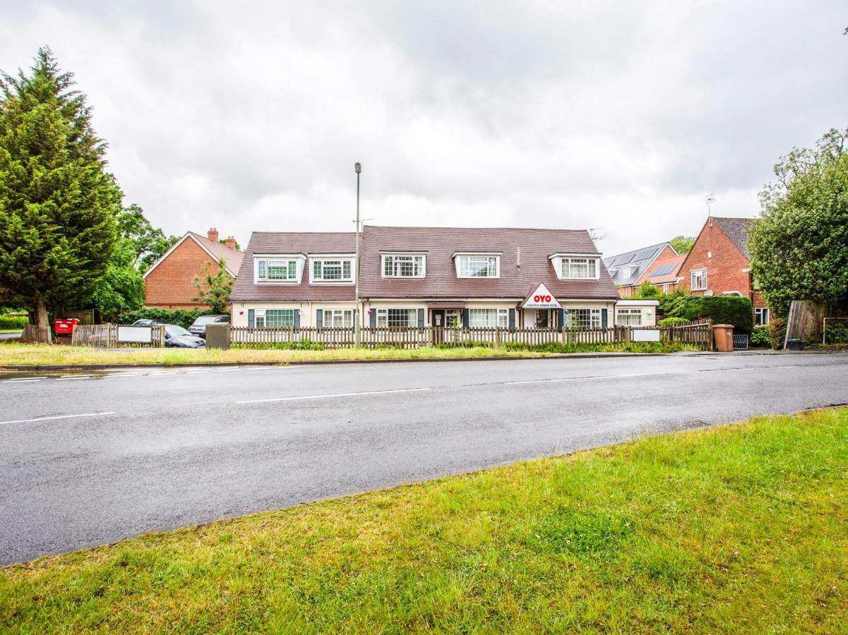Oyo Flexistay Ambers Gatwick Aparthotel Horley Exterior foto