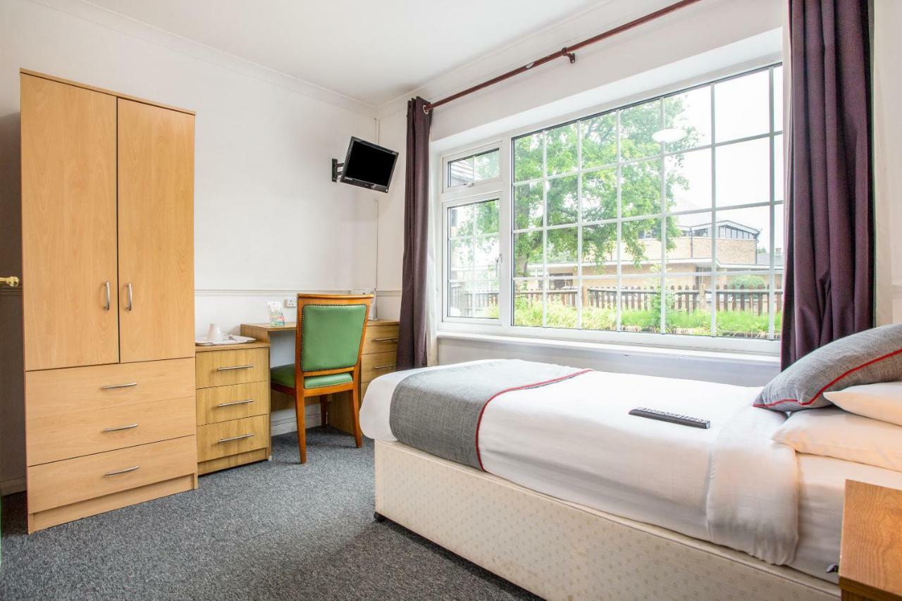 Oyo Flexistay Ambers Gatwick Aparthotel Horley Exterior foto