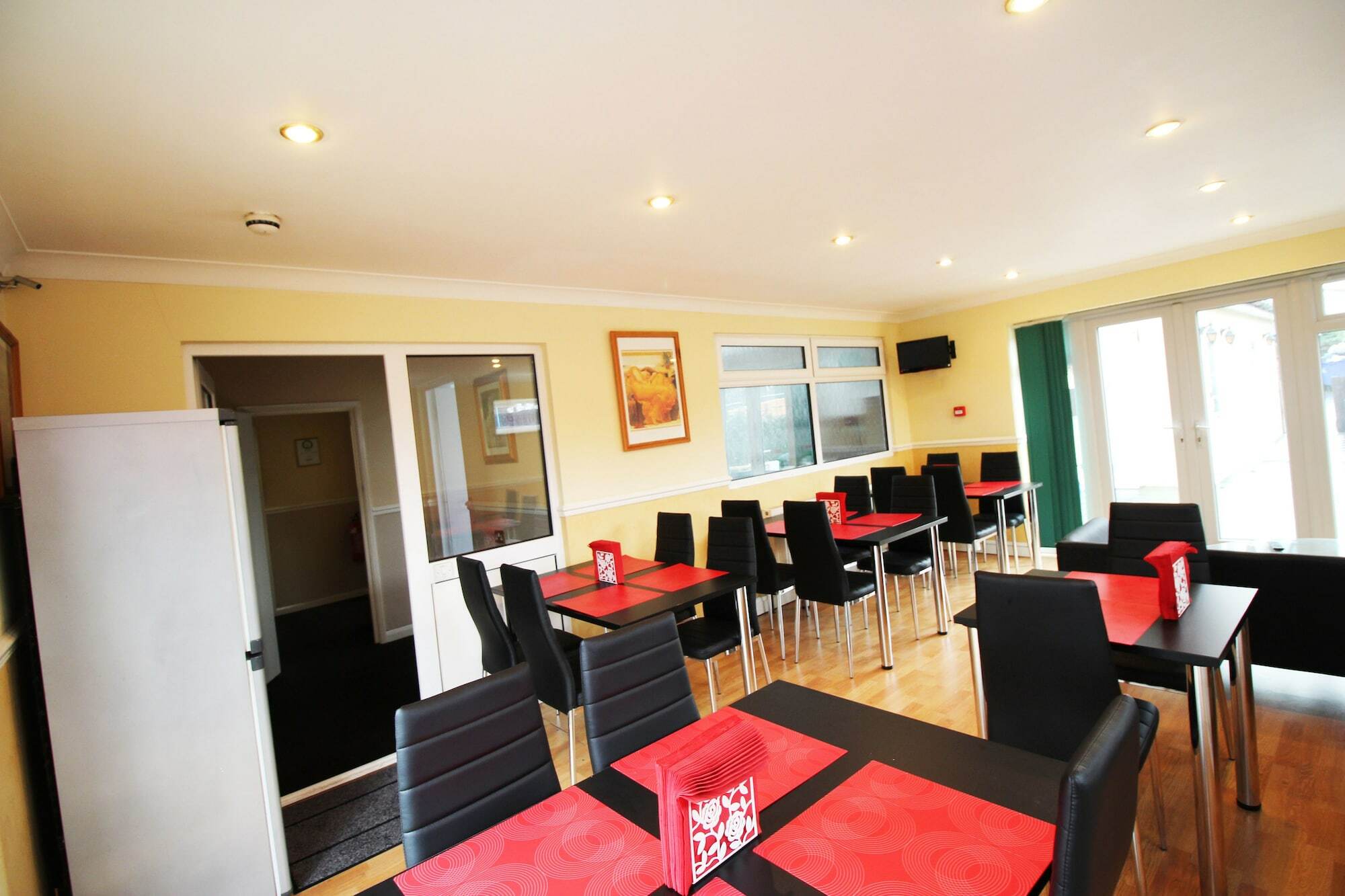 Oyo Flexistay Ambers Gatwick Aparthotel Horley Exterior foto