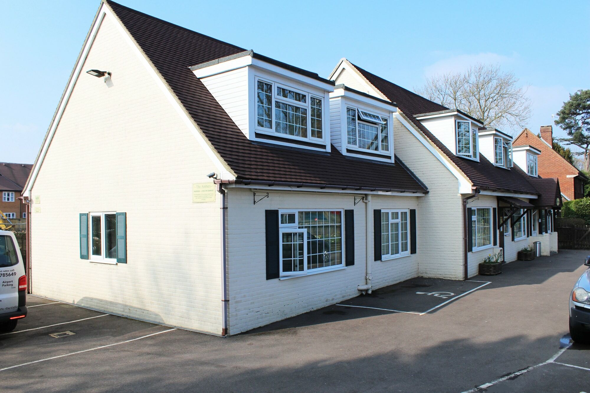 Oyo Flexistay Ambers Gatwick Aparthotel Horley Exterior foto