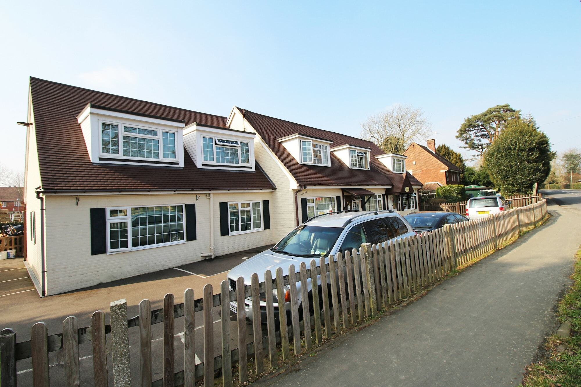 Oyo Flexistay Ambers Gatwick Aparthotel Horley Exterior foto
